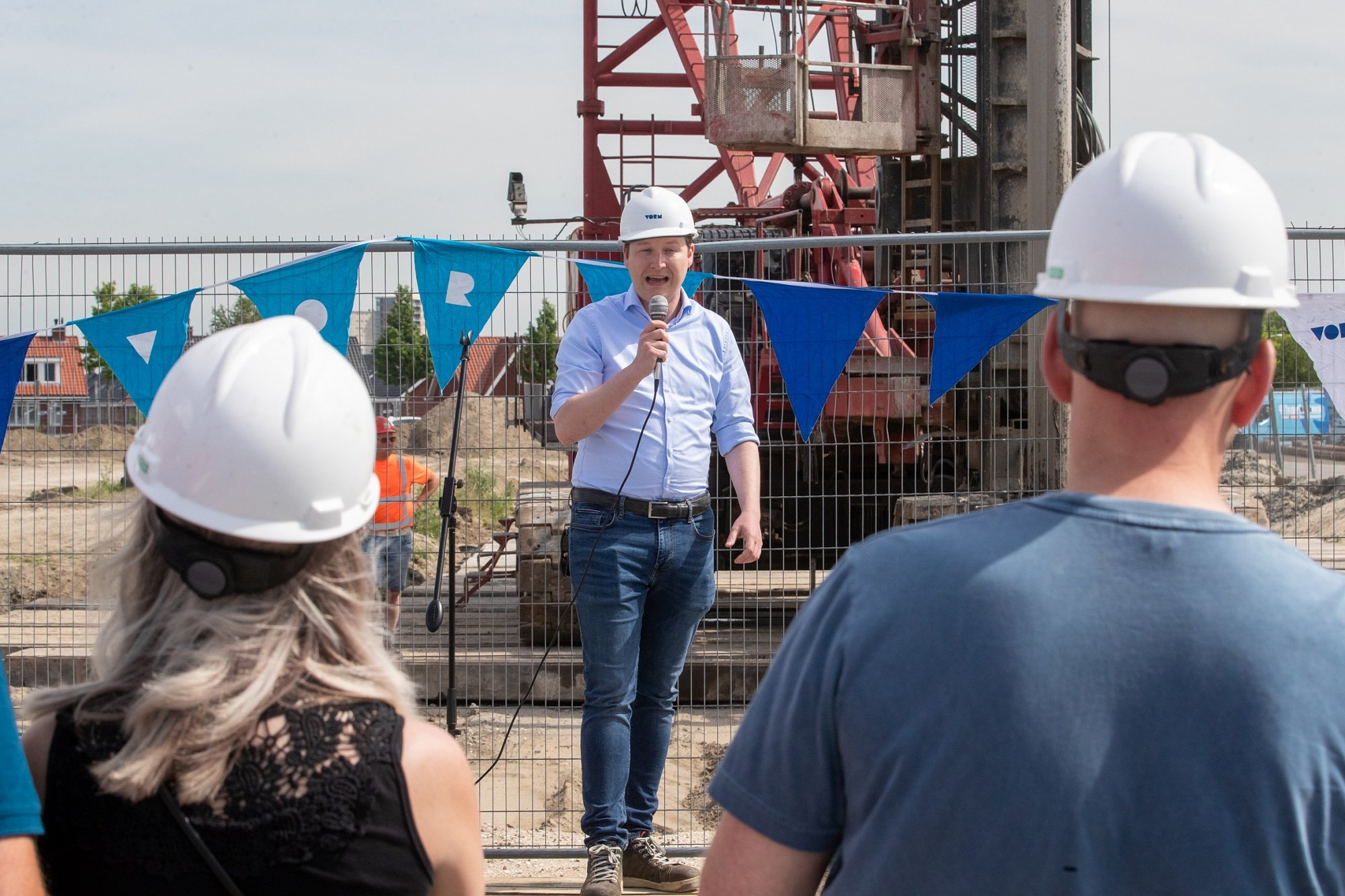 Wethouder Igor Bal is aanwezig bij de officiele start van de bouw van project Klipper