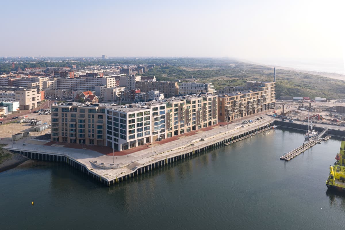 Zuidkade | Scheveningen | Stijn Poelstra | opleveringsfoto overview vanaf zee | mei 2026
